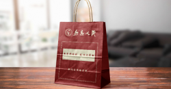 À quoi faut-il faire attention lors de la mise en page de l'image principale du sac en papier kraft?
